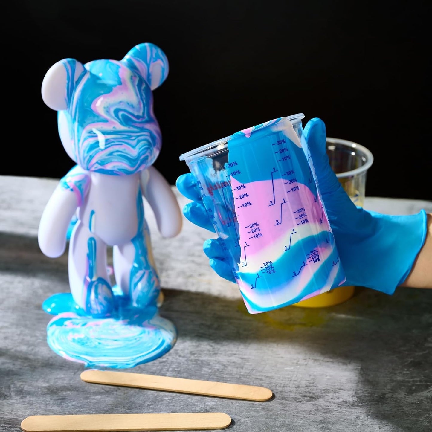 100 Pack Plastic Mixing Cups, 20 oz (600ml), Disposable Measuring Cups with 50 Wooden Mixing Sticks, Measurement ratios: 2:1, 3:1, 4:1, Suitable for Epoxy Resin, Liquid Measuring, and Paint