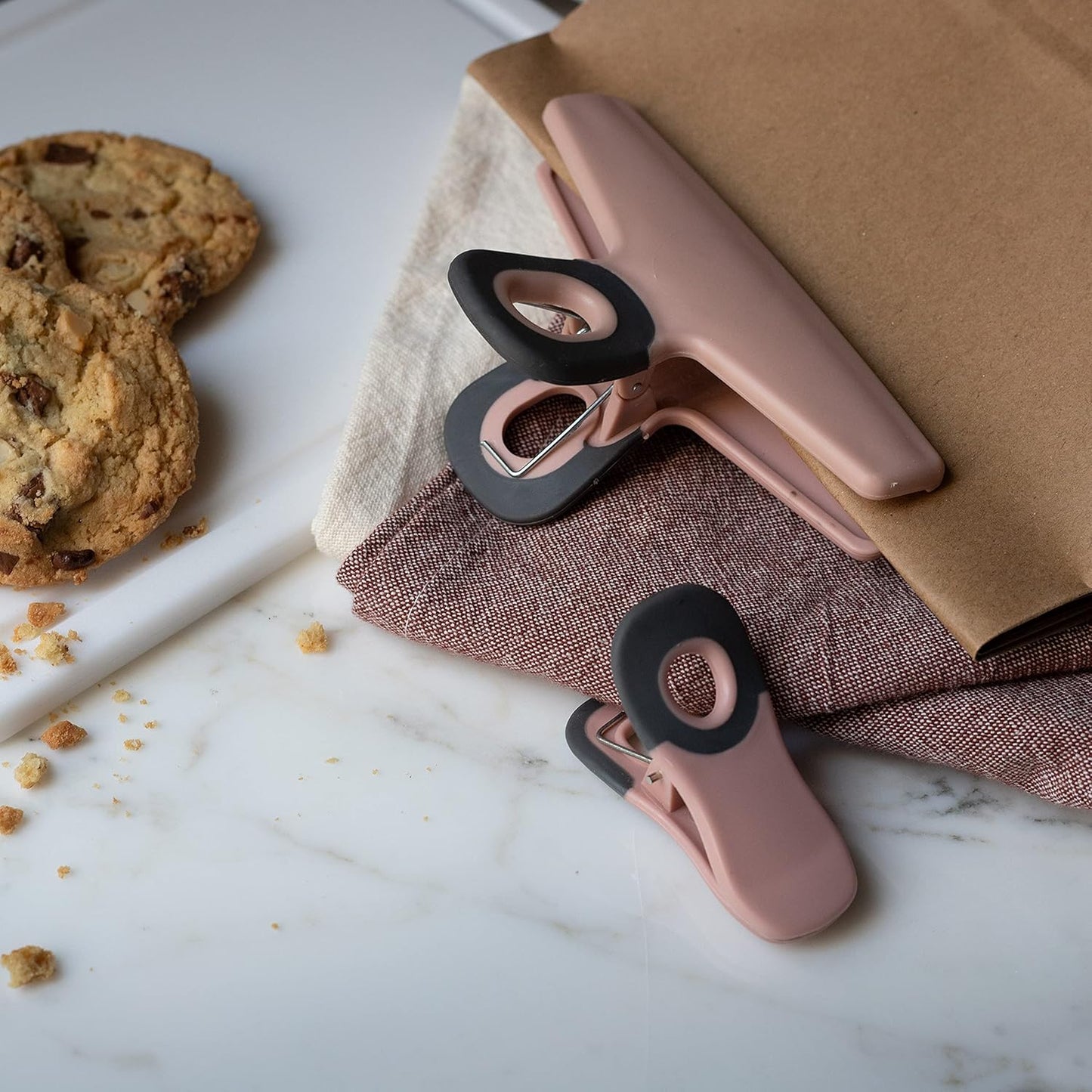 COOK WITH COLOR Bag Clips, Heavy Duty Chip Clip and Refrigerator Magnet Clips for Food Storage with Air Tight Seal Grip for Snack Bags and Food Bags (Pink, Pack of 8)